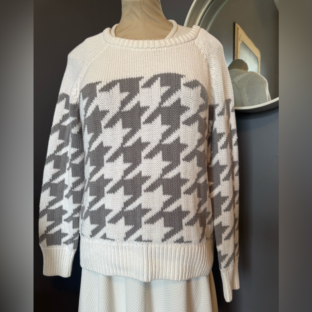Liz Claiborne Classic Gray and White Houndstooth Crew Neck Sweater